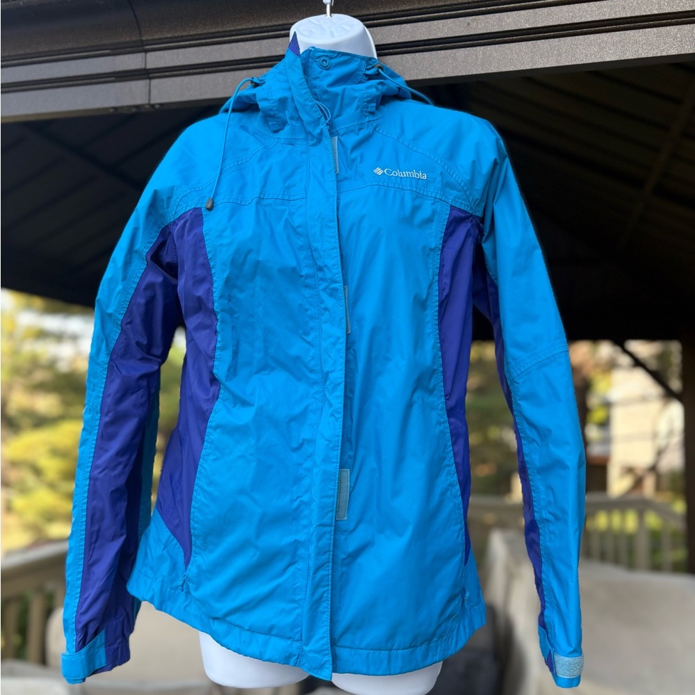 Columbia Women's Vibrant Teal and Purple Windbreaker with Hood, Size: M